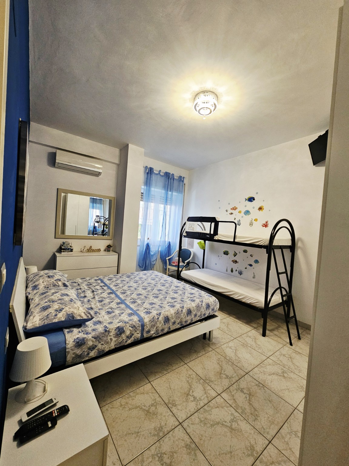 Camera con letto matrimoniale e letto a castello